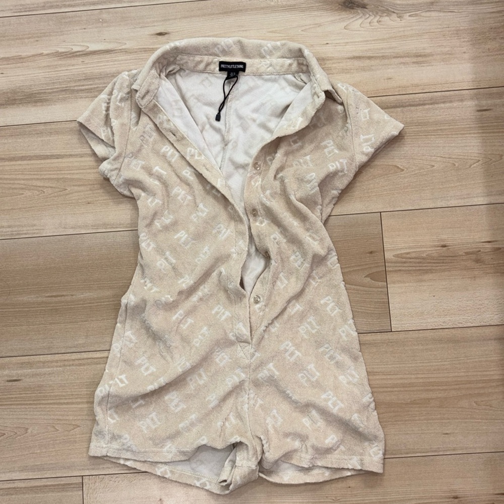 Pretty little thing swimsuit, cover-up size medium, never worn!￼